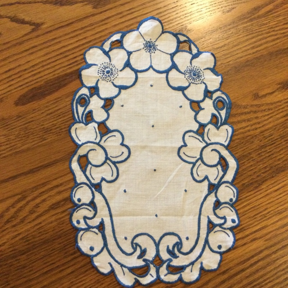 Vintage Linen Doily / Runner